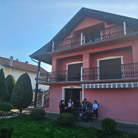 Guest House Lona 골루바츠 외부 사진