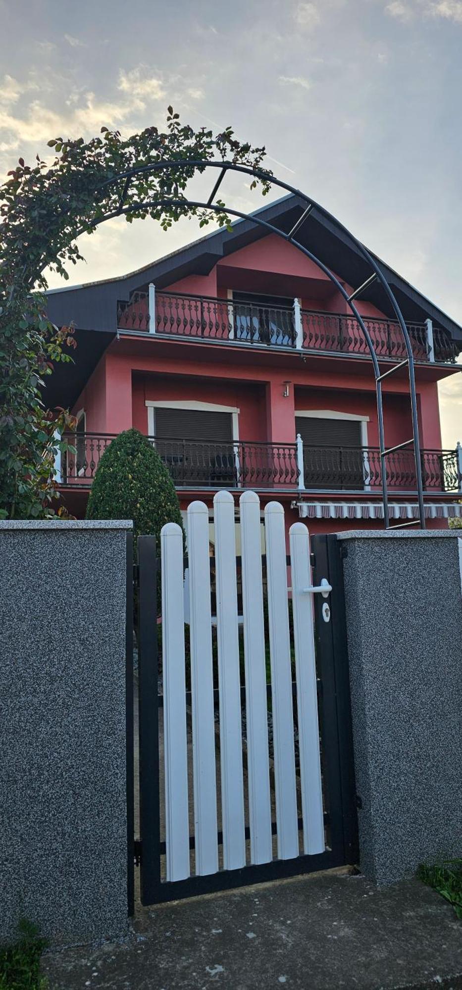 Guest House Lona 골루바츠 외부 사진